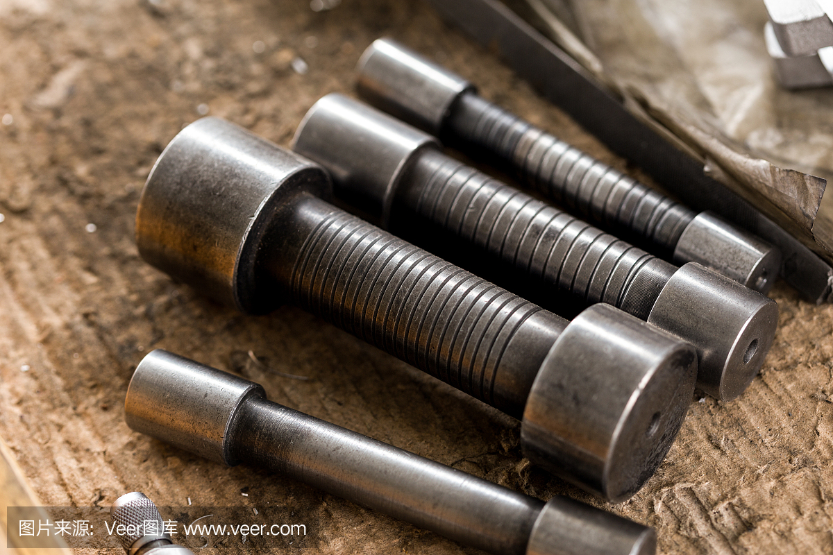 工(gōng)業工(gōng)具和零配件(jiàn),請(qǐng)靠近。